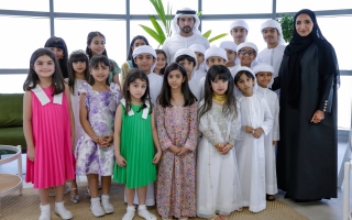 الصورة: حمدان بن محمد يلتقي مجموعة من الأطفال المواطنين شاركوا في تنظيف فرجان دبي عقب الحالة الجوية الاستثنائية