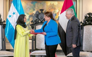 الصورة: سفيرة الإمارات تقدم أوراق اعتمادها إلى رئيسة هندوراس