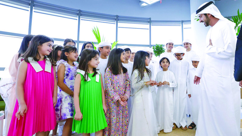 حمدان بن محمد خلال لقائه الأطفال المشاركين في تنظيف فرجان دبي. من المصدر
