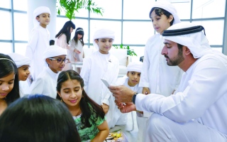 حمدان بن محمد يلتقي أطفالاً شاركوا  في تنظيف «فرجان دبي» من آثار «الهدير»