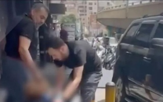 الصورة: ضرب وسحل محامية لبنانية أمام المحكمة .. والجاني زوج موكلتها