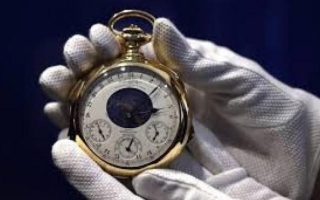 الصورة: ساعة جيب لأغنى ركاب "تايتانيك" بيعت في مزاد مقابل 1,46 مليون دولار