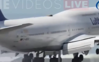الصورة: طائرة ضخمة تصطدم بمدرج لوس أنجلوس عند هبوطها.. وترتد عاليا (شاهد الفيديو)
