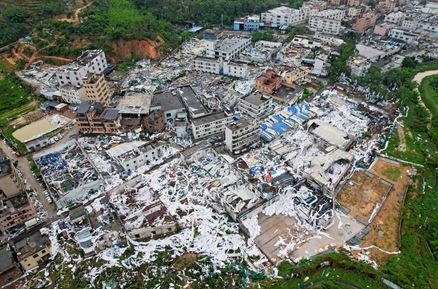 منظر جوي تم التقاطه صباح اليوم يُظهر المباني المدمرة والمتضررة في المنطقة المتضررة بعد أن ضرب إعصار قوانغتشو، في مقاطعة قوانغدونغ بجنوب الصين.