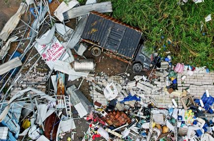 منظر جوي تم التقاطه صباح اليوم، يظهر شاحنة مقلوبة (أعلى) بجانب حطام المبنى بعد أن ضرب إعصار قوانغتشو، في مقاطعة قوانغدونغ بجنوب الصين.  الصور عن وكالات