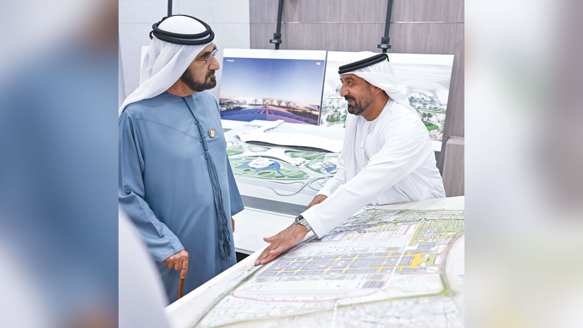محمد بن راشد أثناء اطلاعه على الخطة الاستراتيجية لمؤسسة دبي لمشاريع الطيران الهندسية. وام