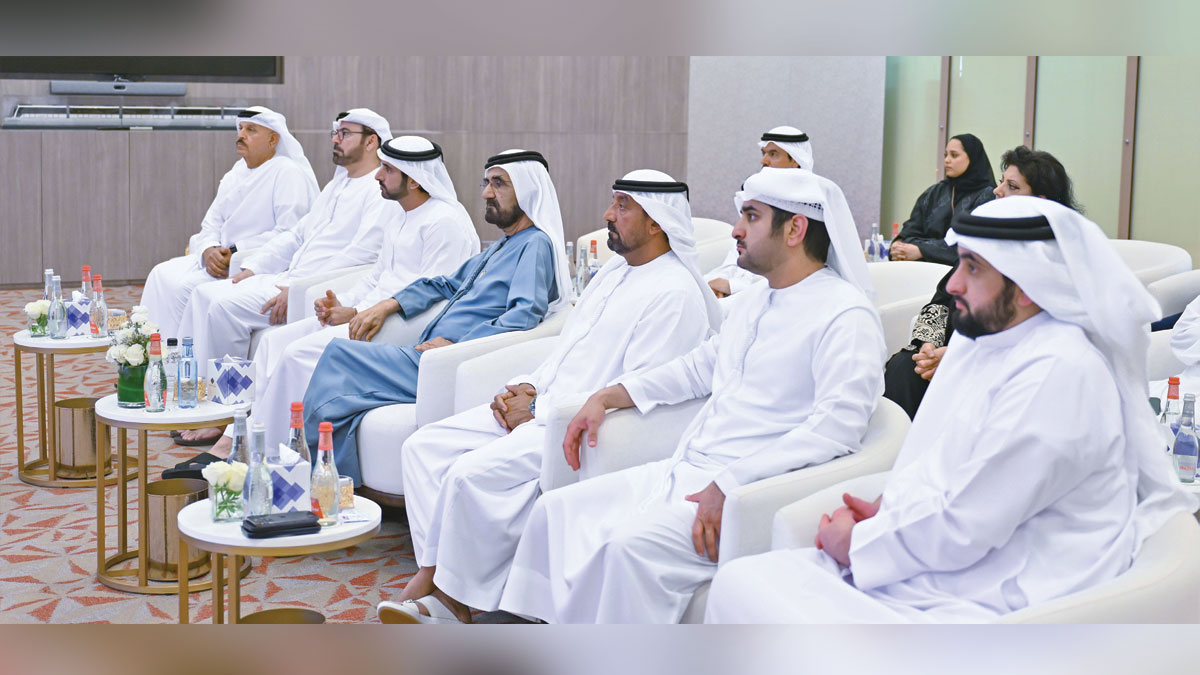 محمد بن راشد خلال اعتماده تصاميم مبنى المسافرين الجديد في مطار آل مكتوم الدولي بحضور حمدان ومكتوم وأحمد بن محمد وأحمد بن سعيد. وام