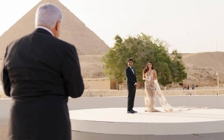 الصورة: زفاف أسطوري لملياردير وعارضة أزياء شهيرة..على سفح الهرم