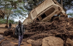 الصورة: شاهد.. مقتل 45 شخصا  إثر انهيار سد في الوادي المتصدع في كينيا   (فيديو)