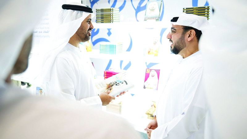 ذياب بن محمد اطَّلع على أبرز إصدارات دور النشر المحلية والعربية والعالمية المشارِكة في المعرض. من المصدر