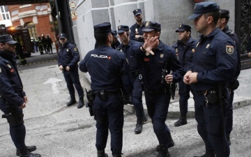 الصورة: "هاي مام".. عمليات إحتيال تستهدف "الأطفال المحتاجين" والشرطة الإسبانية تحذرالآباء من الرد