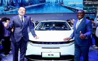 الصورة: الصين تطلق أول نموذج كهربائي لسيارة «أومودا أي 5»