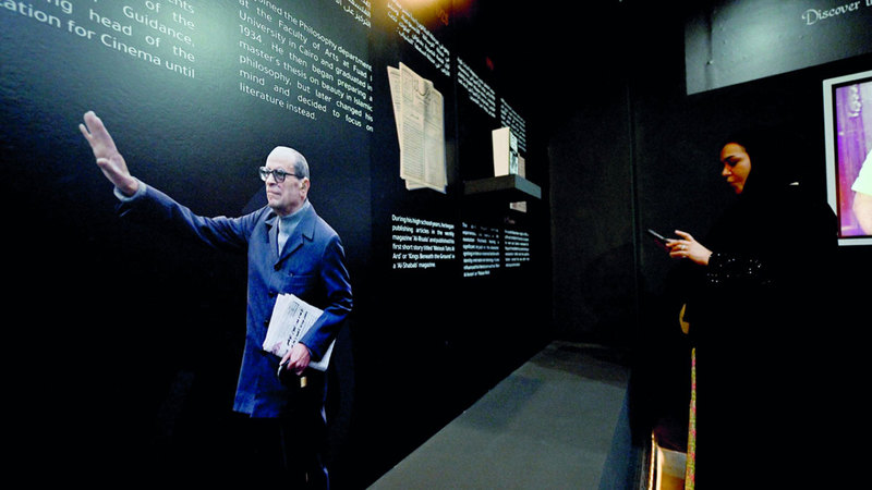 نجيب محفوظ الشخصية المحورية للمعرض. تصوير: إريك أرازاس