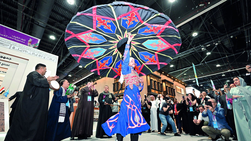 عروض التنورة وأنغام المزمار تمتع روّاد المعرض. تصوير: إريك أرازاس
