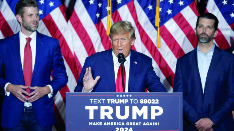 ترامب محاطاً بولديه دونالد جونيور وإريك. من المصدر