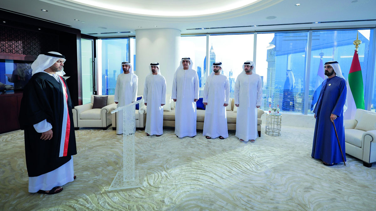 محمد بن راشد خلال أداء القضاة الجدد اليمين القانونية بحضور مكتوم ومنصور بن محمد. وام