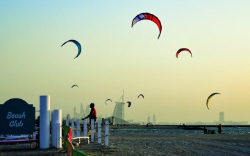 الصورة: على شاطئ دبي.. حان طيّ الشراع