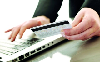 الصورة: مصرفيون: سداد بطاقات الائتمان بـ «الإيداع المباشر» أفضل لتجنب «رسوم التأخير»