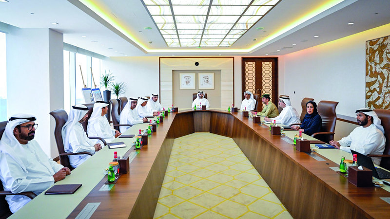 منصور بن محمد خلال ترؤسه اجتماع اللجنة العليا لإدارة الطوارئ والكوارث في دبي. وام
