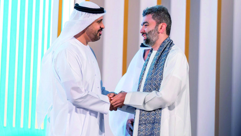 ذياب بن محمد يكرّم مصطفى سعيد الفائز عن فرع &laquo;تحقيق المخطوطات&raquo;. من المصدر