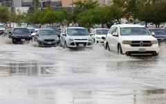 الصورة: أمطار غزيرة تغلق المدارس وتغمر الطرق في أرجاء السعودية