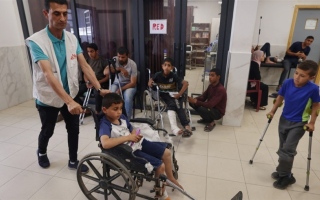 طبيب أمريكي يعترف بالعجز أمام حجم الإصابات في غزة