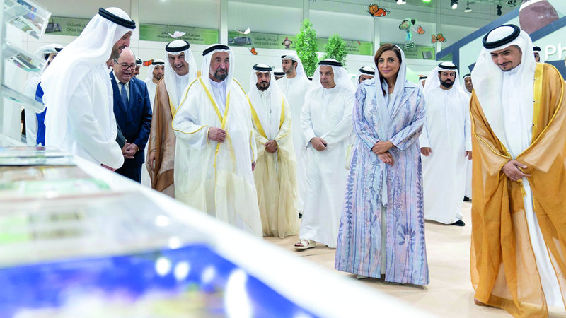 حاكم الشارقة زار أجنحة عدة واطلع على أبرز أنشطتها الثقافية والمعرفية. من المصدر