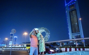 الصورة: مشهد ليلي من دبي.. تُنيره الفرحة