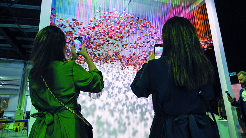 النسخة الحالية من المعرض تتألق بتجارب إبداعية متعددة الوسائط حيث تحوّلت إلى منصة للموهوبين والمبدعين.  تصوير: آشوك فيرما