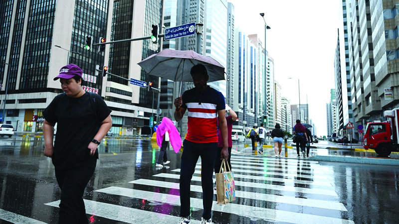 «الأرصاد» توقّع أن تقل كميات السحب اليوم وغداً. تصوير: نجيب محمد