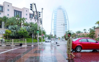 الصورة: شرطة دبي تنشر دوريات في مختلف التقاطعات خلال الأمطار