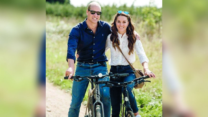 وليام وكيت وهما يستمتعان بركوب الدرّاجة في الريف الإنجليزي عام 2023. من المصدر