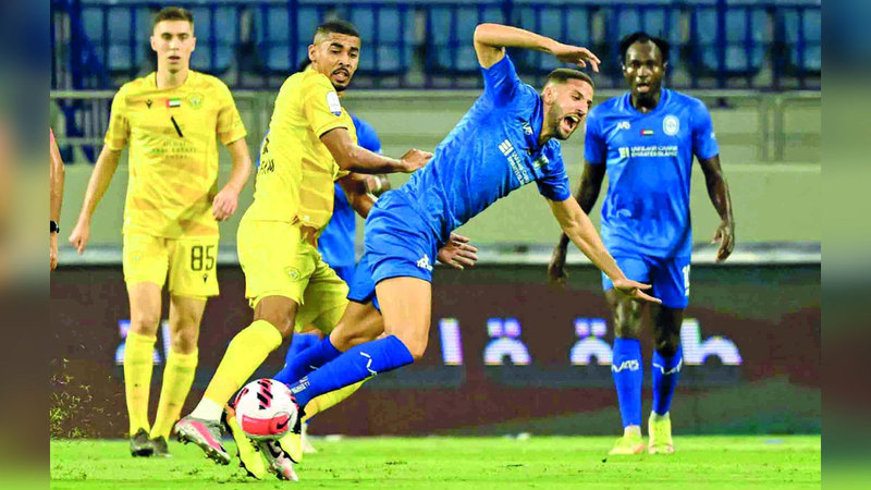 قائد النصر عادل تاعرابت )يمين( يتعرض للإعاقة من لاعب الوصل حسن إبراهيم خلال مباراة للفريقين في الدوري. من المصدر