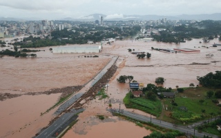 الصورة: عشرات القتلى والمفقودين جراء الفيضانات في البرازيل