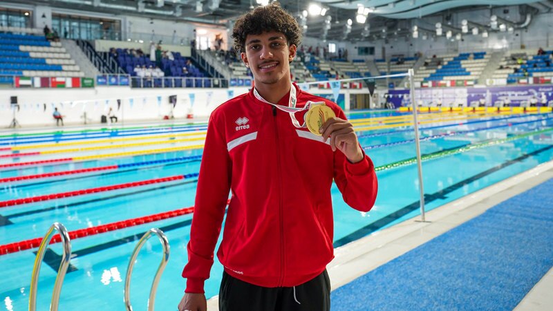 رحيم محمد يستعرض الميدالية الذهبية الخليجية. من المصدر