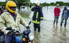 الصورة: كينيا وتنزانيا في حالة تأهب مع اقتراب إعصار وسط فيضانات مدمرة