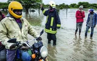 الصورة: كينيا وتنزانيا في حالة تأهب مع اقتراب إعصار وسط فيضانات مدمرة