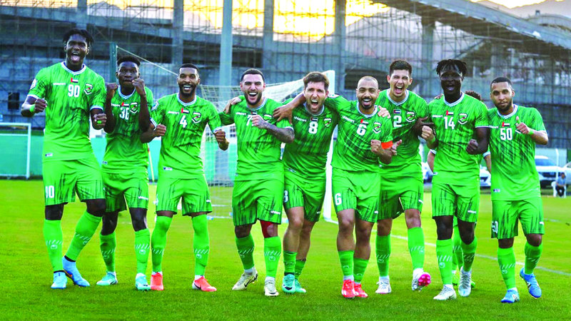 نجوم العروبة يحتفلون بصعودهم إلى أضواء «المحترفين» أبطالاً لدوري الدرجة الأولى. من المصدر