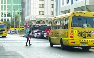 الصورة: سائقون يشكون وقوف حافلات مدرسية  بشكل مفاجئ على الطرق