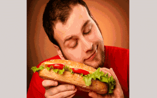 الصورة: الأكل بشراهة وبكميات كبيرة.. أعراض «إدمان الطعام» وطرق العلاج؟