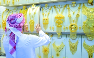 تجار: انخفاض الأسعار وحركة السياح  في دبي يحفزان الطلب على الذهب