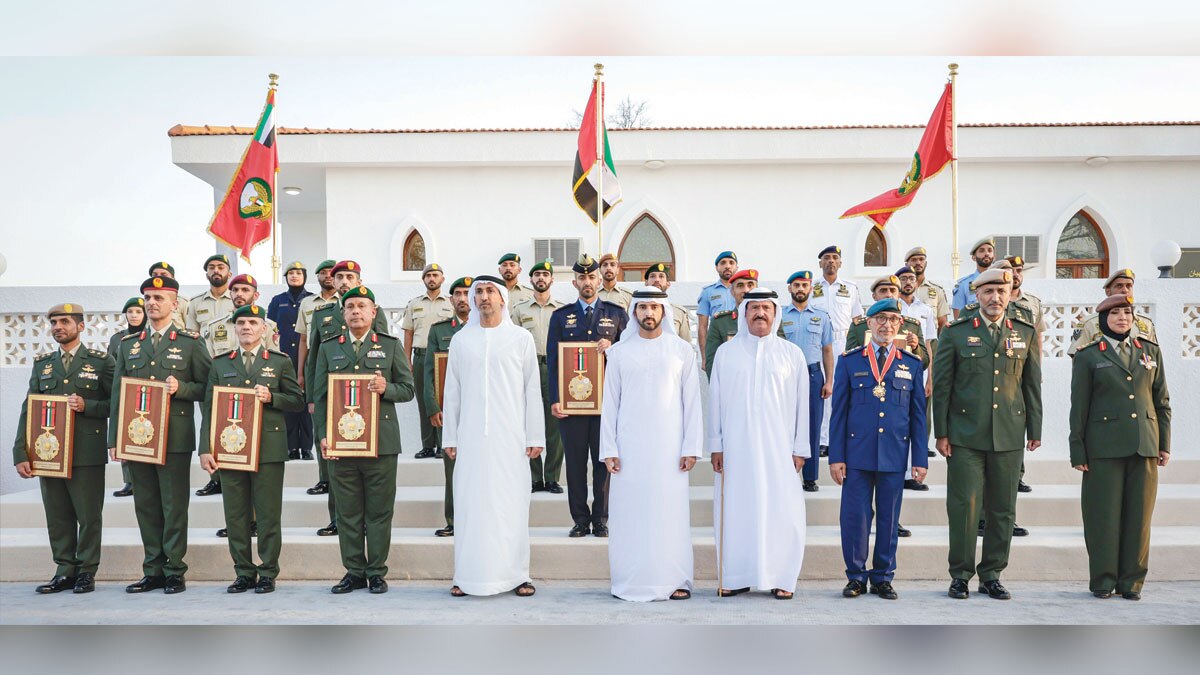 حمدان بن محمد خلال احتفال أقامته القوات المسلحة بمناسبة الذكرى الـ 48 لتوحيدها. من المصدر