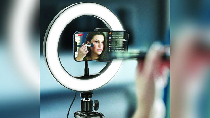 حياة بعض مشاهير التواصل الاجتماعي تؤثر سلباً في سلوك المراهقين. أرشيفية