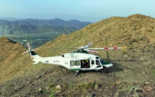 الصورة: إنقاذ سائح أصيب بإعياء في جبال حتا