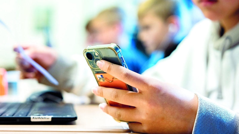 تلاميذ يقضون أكثر من 8 ساعات أمام هواتفهم الذكية. أرشيفية