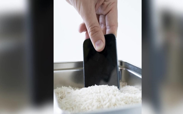 الصورة: الأرز وسيلة فعالة لإنقاذ الهاتف بعد سقوطه في الماء.. ماذا تقول أبل وسامسونج عن هذا الاعتقاد؟