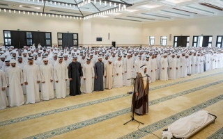 الصورة: الشيوخ يؤدون صلاة الجنازة على جثمان هزاع بن سلطان بن زايد