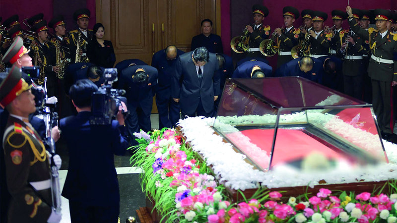 رئيس كوريا الشمالية أمام نعش كيم كي نام. أرشيفية