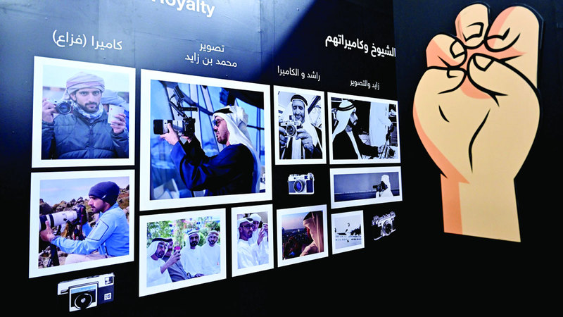 معرض «الصورة لغة» وثق مجموعة من صور شيوخ الإمارات مع كاميراتهم في مناسبات وتواريخ مختلفة. تصوير: إريك أرازاس