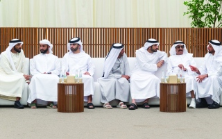 الصورة: ولي عهد دبي والشيوخ والمواطنون يعزون في وفاة هزاع بن سلطان بن زايد